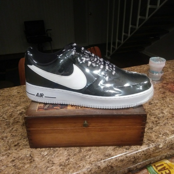 All different kinds of of tennis shoes - Picture 7 of 8